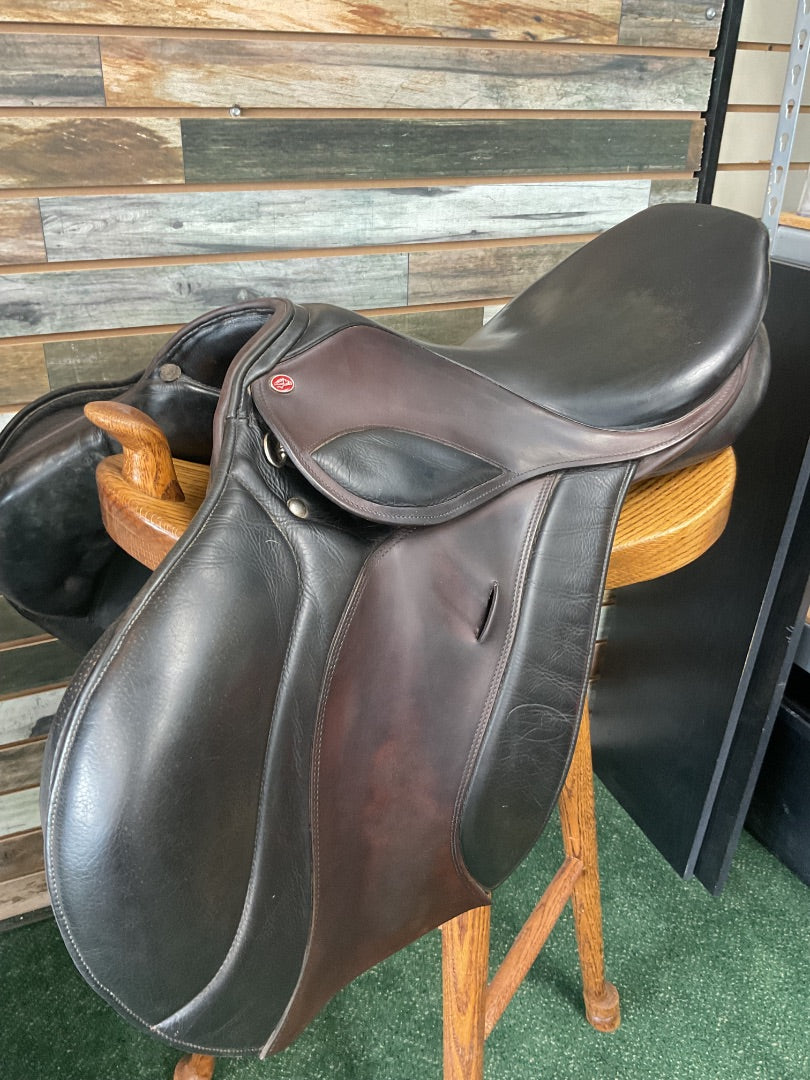USED Courbette CC Saddle 17” Black/Brown