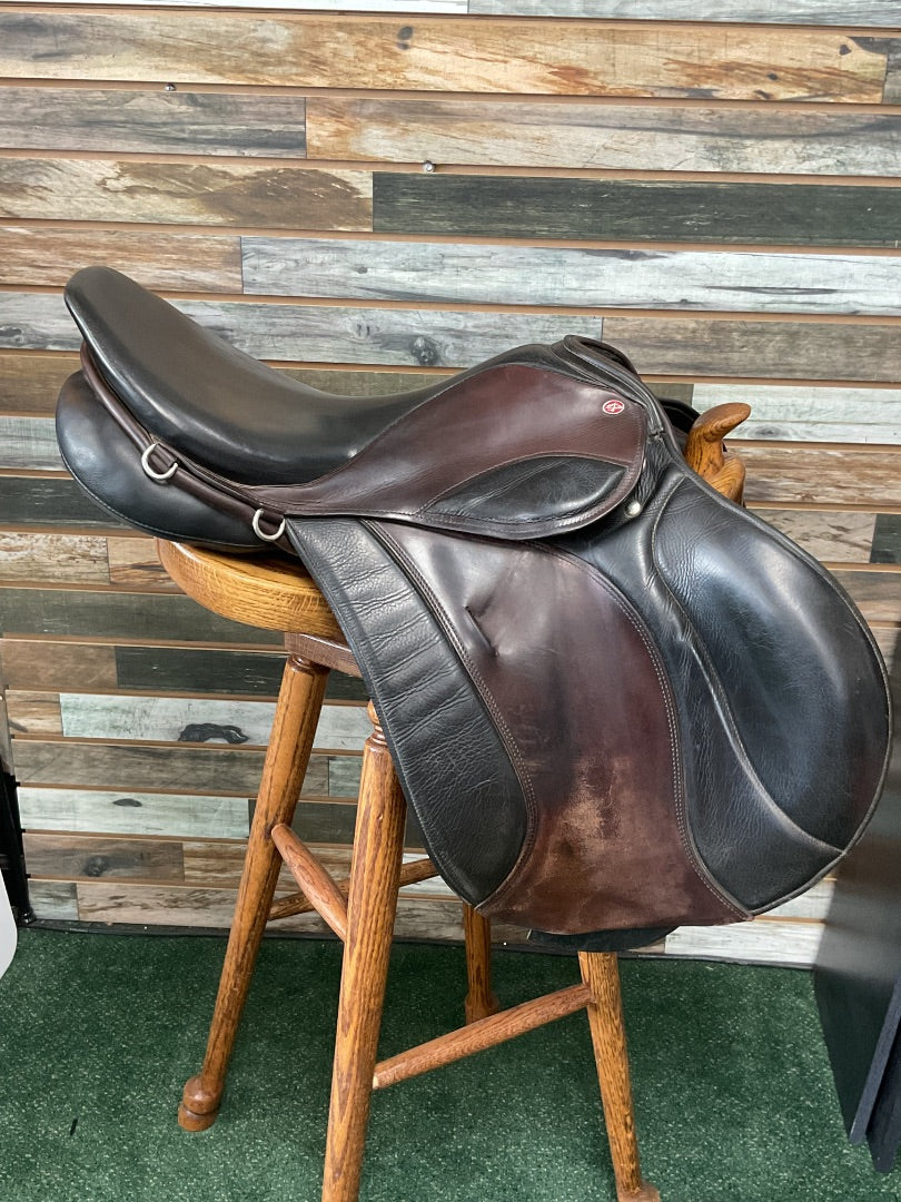 USED Courbette CC Saddle 17” Black/Brown